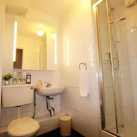 Colourful Centre Hideaway, Sleeps 6