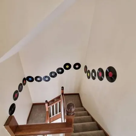 Colourful Centre Hideaway, Sleeps 6 Apartment Galway