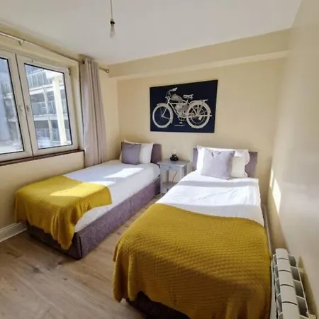 Colourful Centre Hideaway, Sleeps 6 *