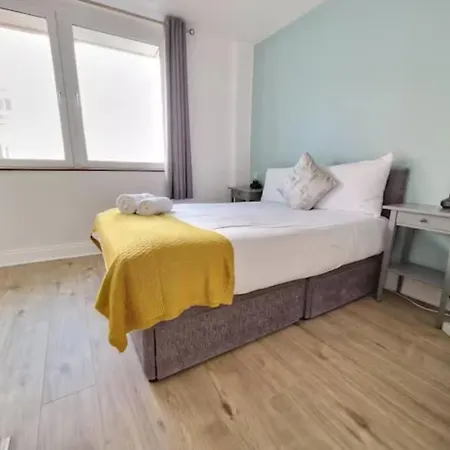 Colourful Centre Hideaway, Sleeps 6 Galway