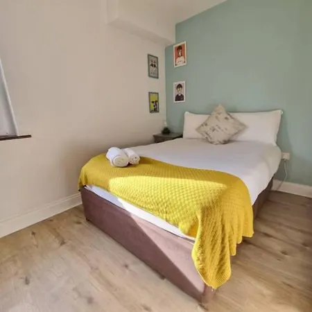 Colourful Centre Hideaway, Sleeps 6 * Galway