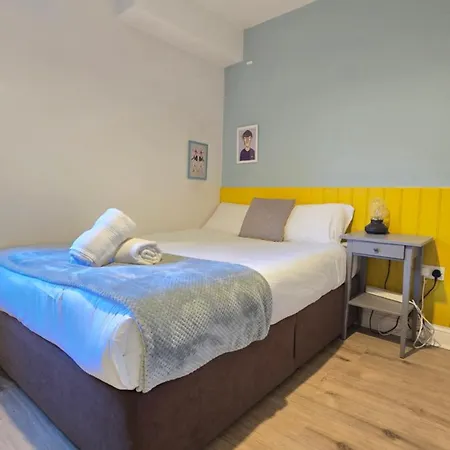 Colourful Centre Hideaway, Sleeps 6 Galway