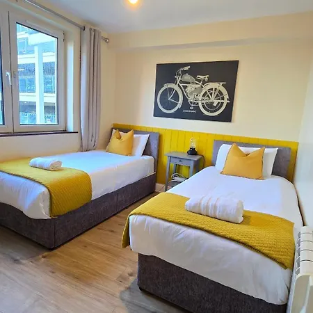 Colourful Centre Hideaway, Sleeps 6 Apartment Galway