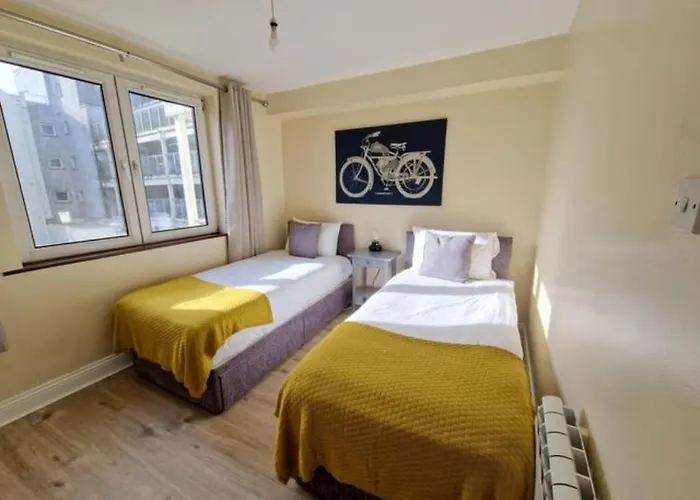 Colourful Centre Hideaway, Sleeps 6 *