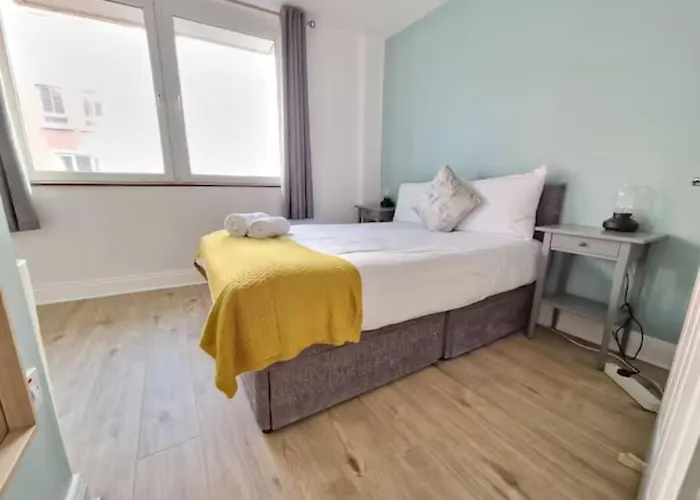 Colourful Centre Hideaway, Sleeps 6 Galway
