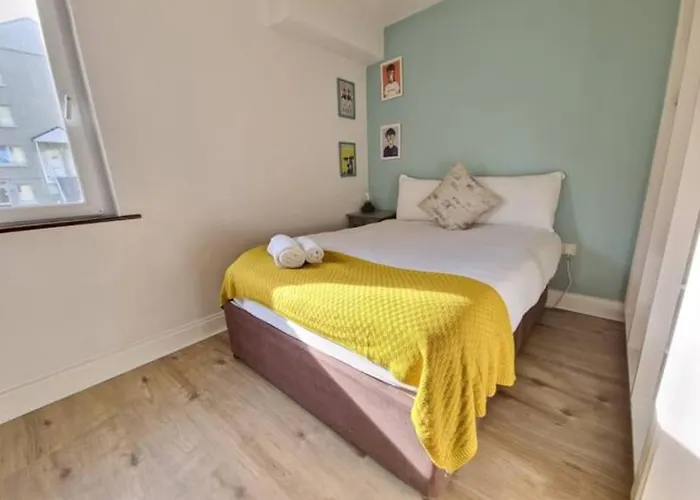 Colourful Centre Hideaway, Sleeps 6 * Galway