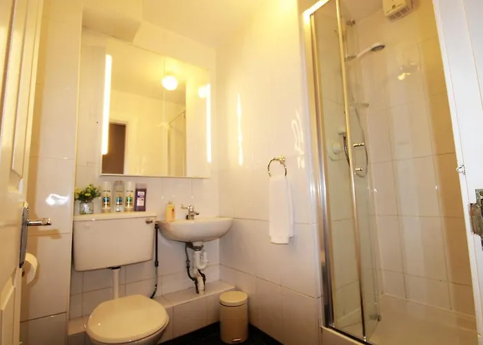 Colourful Centre Hideaway, Sleeps 6