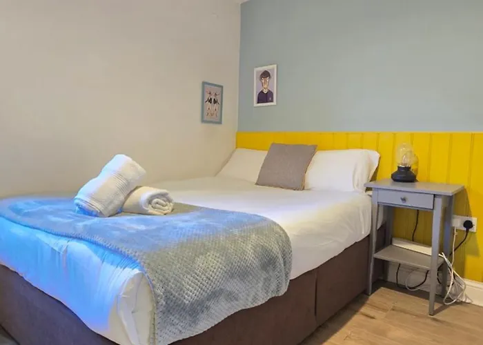 Colourful Centre Hideaway, Sleeps 6 Galway