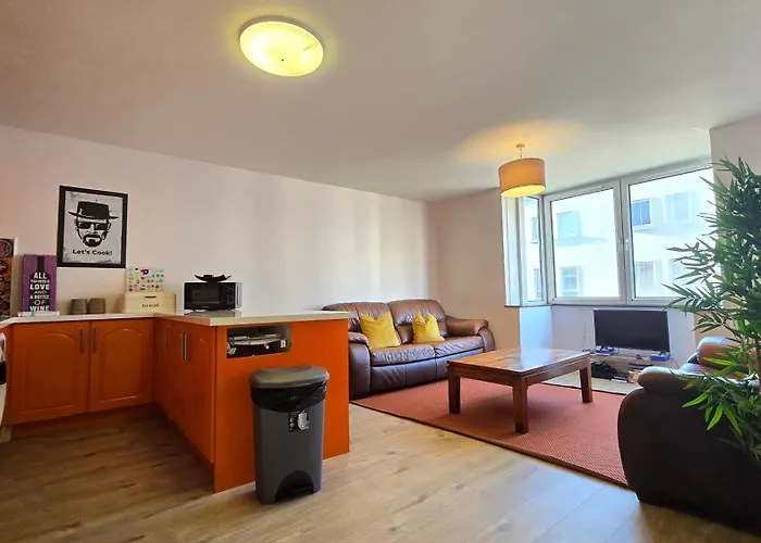 Colourful Centre Hideaway, Sleeps 6 Galway
