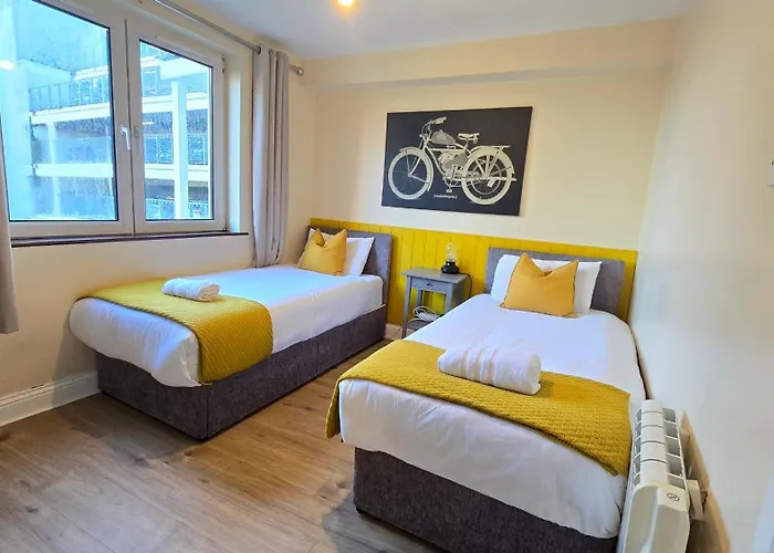 Colourful Centre Hideaway, Sleeps 6 Apartman Galway