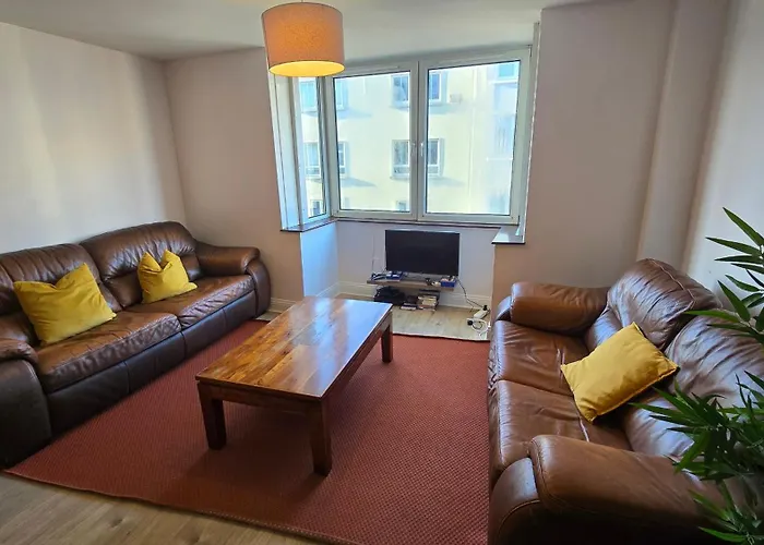 Colourful Centre Hideaway, Sleeps 6 *