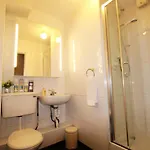 Colourful Centre Hideaway, Sleeps 6