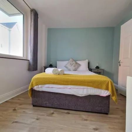 아파트 Colourful Centre Hideaway, Sleeps 6 *
